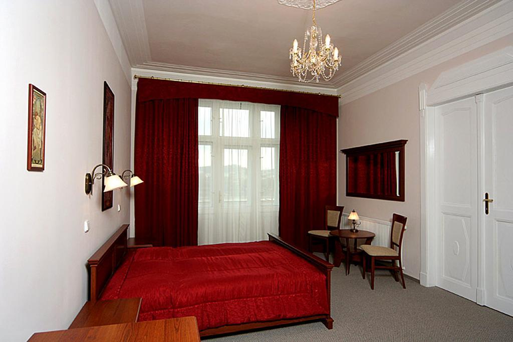 Hotel & Royal Standard