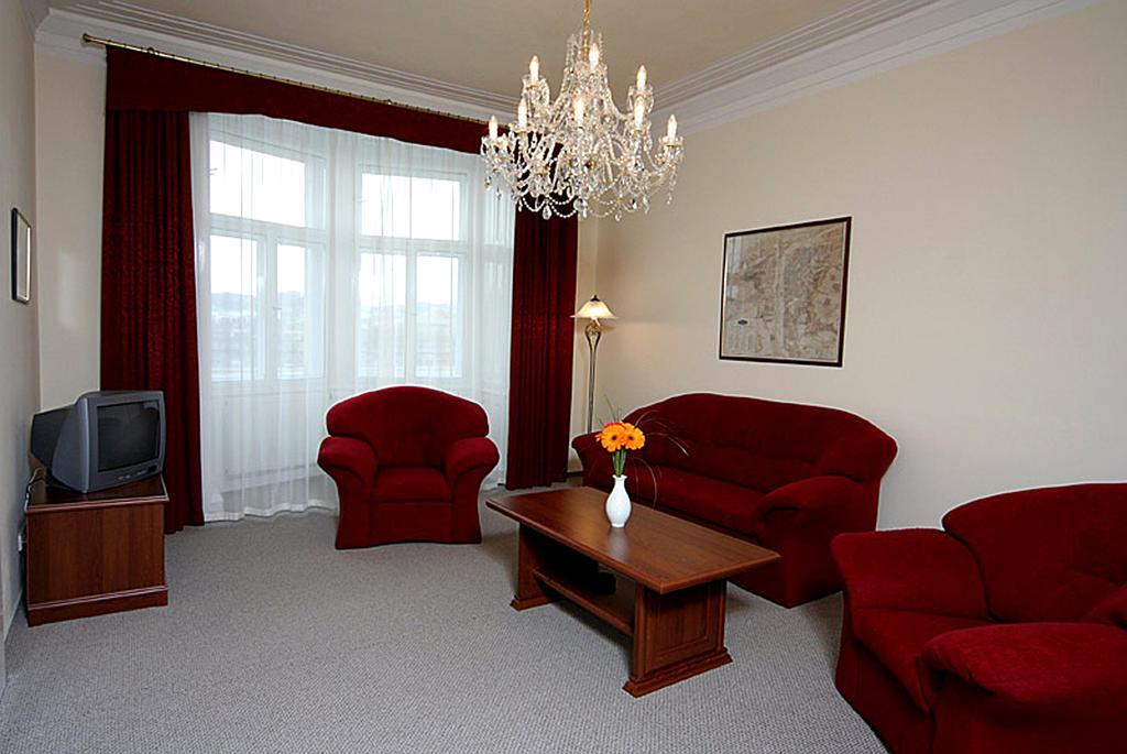 & Royal Standard Praga
