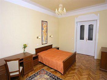 & Royal Standard Praga