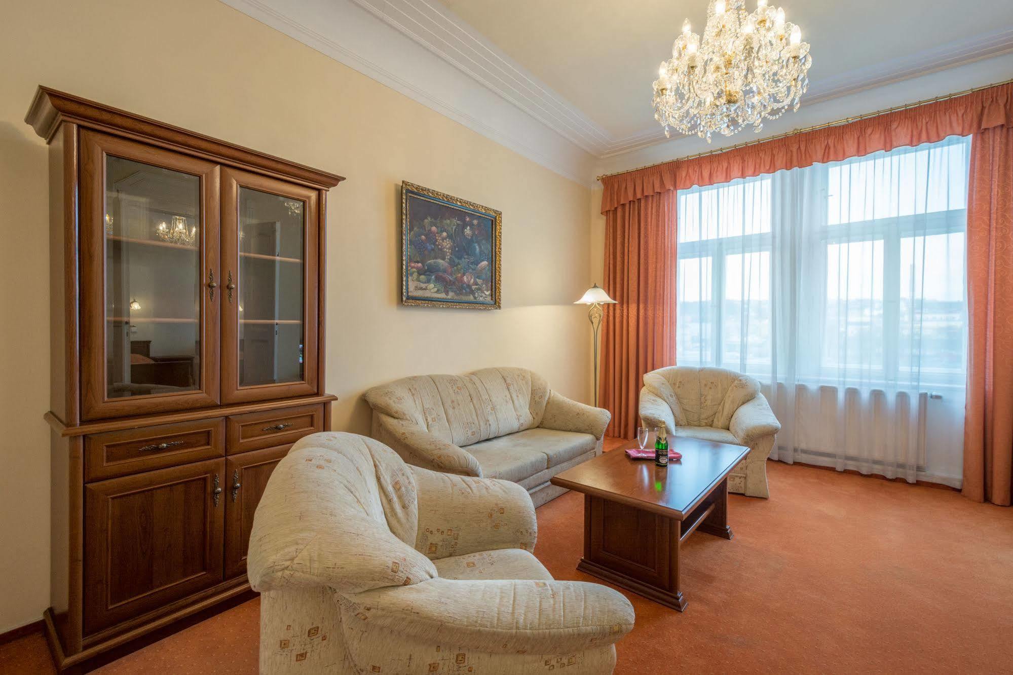 & Royal Standard Praga
