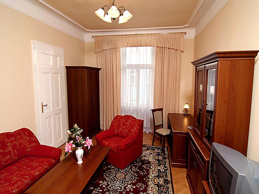 & Royal Standard Hotel
